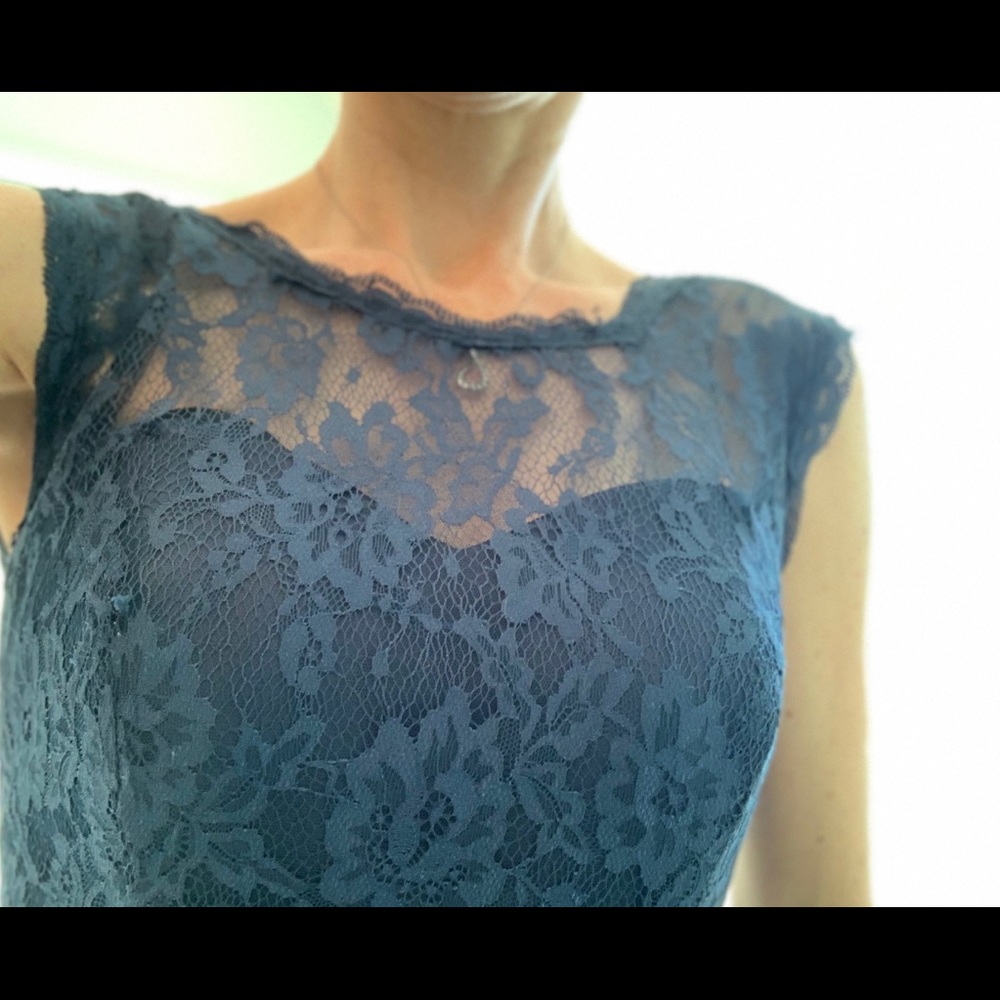 Beautiful lace gown with open back - Picture 4 of 7